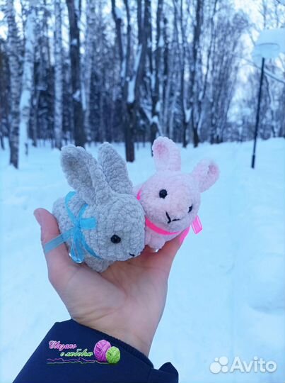 Вязаная игрушка Крольчонок