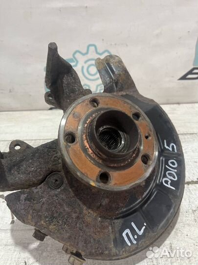 Кулак передний левый Volkswagen Polo 5