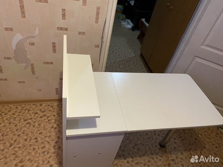 Маникюрный стол