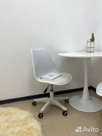 Компьютерное кресло на колесах