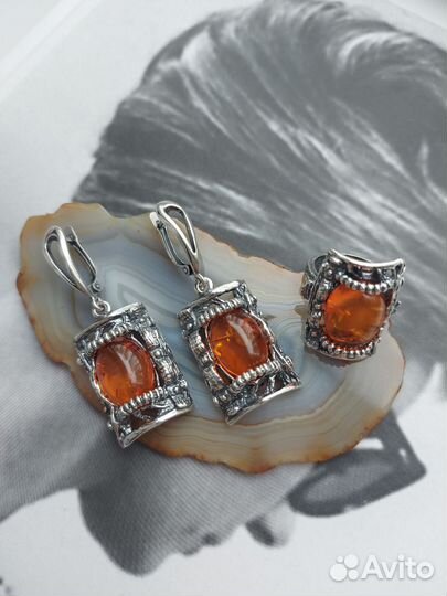 Комплект украшений с янтарём