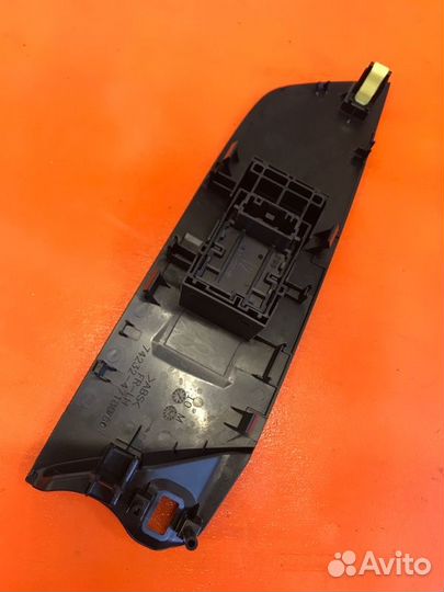 Кнопка стеклоподъемника передняя левая Toyota