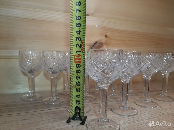 Хрустальные рюмки на высокой ножке