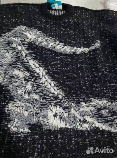 На руках свитеры lacoste черные с крокодилом