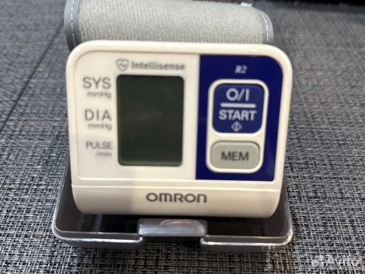 Тонометр на запястье omron