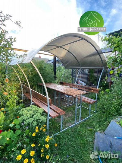 Беседка из поликарбоната с лавочками