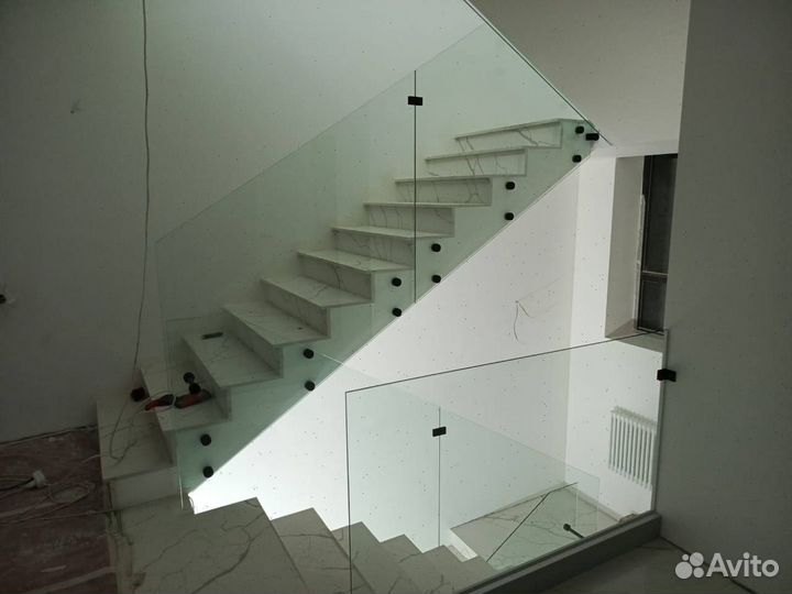 Стеклянные перила для лестниц