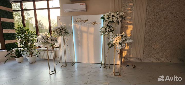 Аренда фотозоны,президиума,стоек для столов гостей