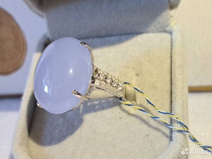 Золотое кольцо с халцедоном и бриллиантами