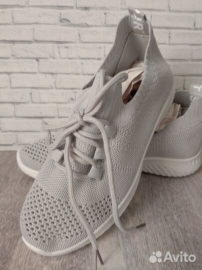 Кроссовки женские