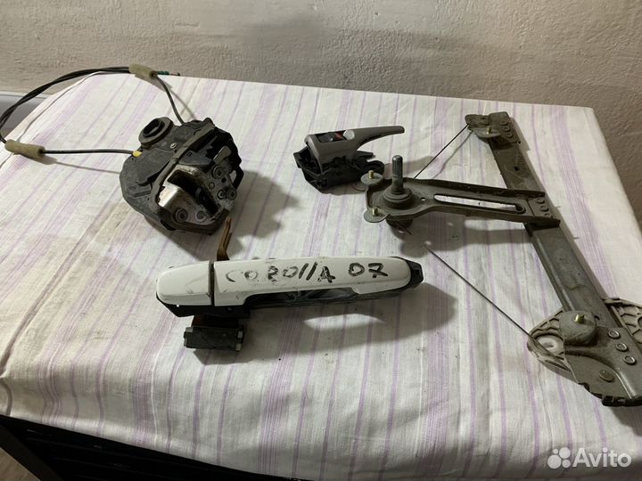 Замок ручка Лёвой задней двери Toyota Corolla 150