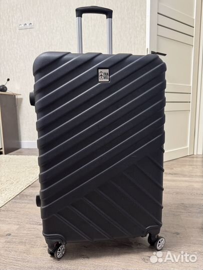 Продам чемодан на колесах