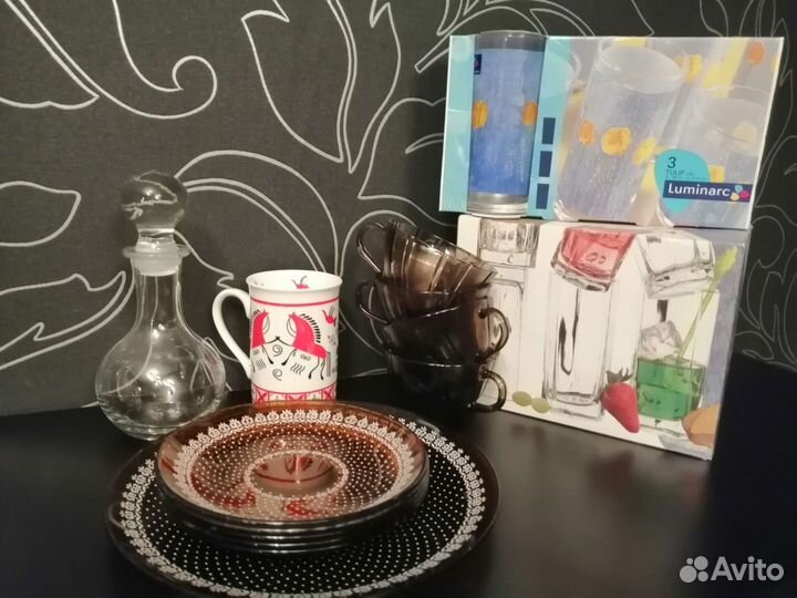 Блюдо тарелки стаканы чашки рюмки кружки