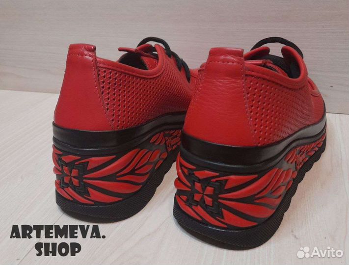 Кроссовки женские