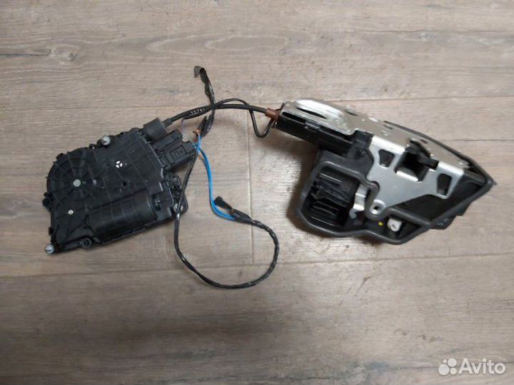 Замок двери задний левый Bmw 530 D F10 N57D30 2010