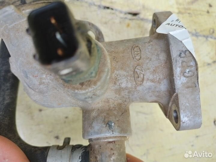 Фланец температуры охладителя Hyundai Solaris 2010+ оригинал