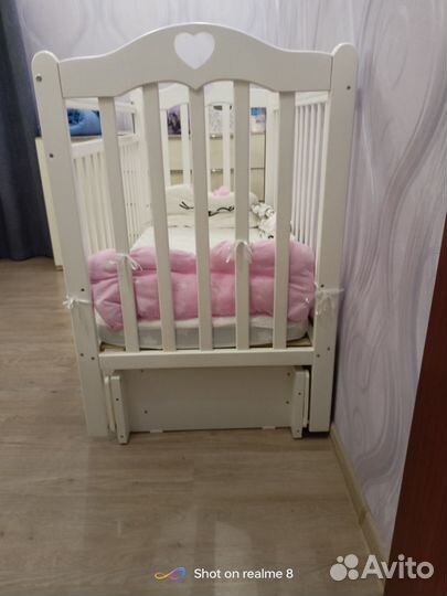 Детская кроватка с маятником