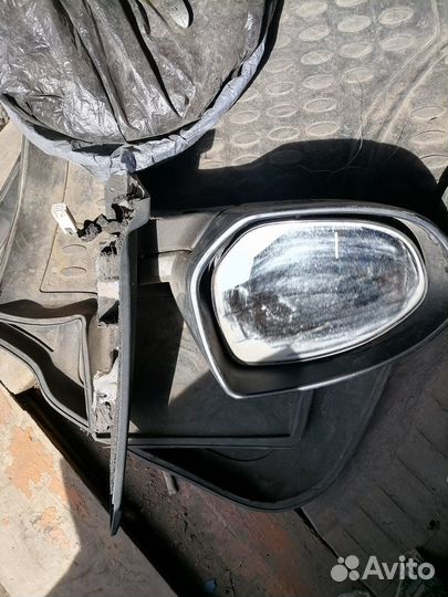 Продам левое зеркало мазда дэмио 2010 года
