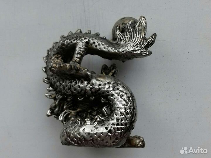 Дракон с жемчужиной в лапе. Высота 10 см