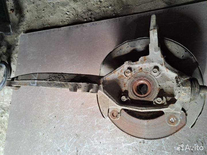 Поворотный кулак передний правый Hyundai Inspire