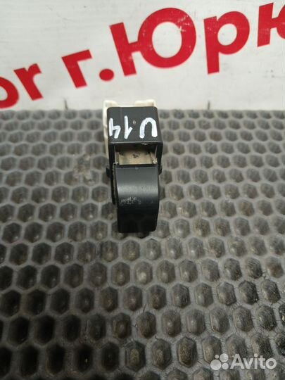 Кнопка стеклоподъемника Nissan Bluebird U14