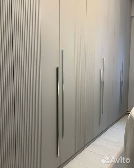 Большой распашной шкаф