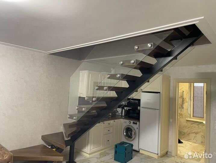 Лестница с ограждениями из стекла