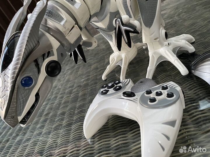 Динозавр с пультом управления