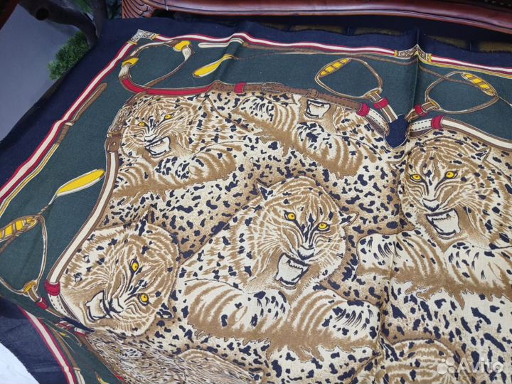 Теплый большой 110см платок с тиграми