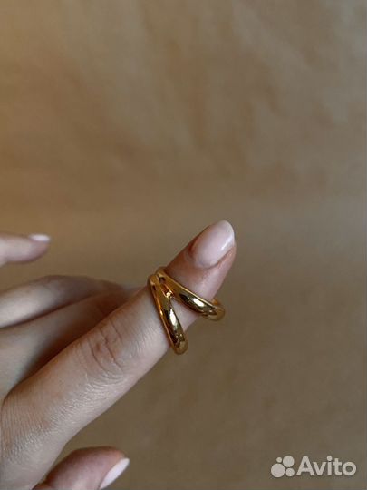 Кольцо золотого цвета
