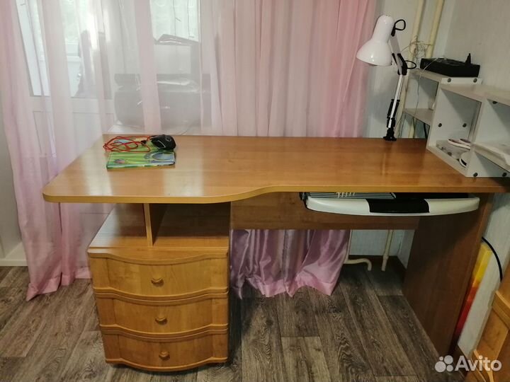 Письменный стол для школьника и стенка бу
