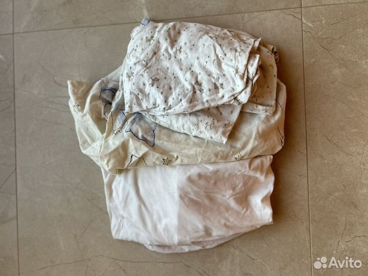 Непромокаемый наматрасник 120*60, и две простыни