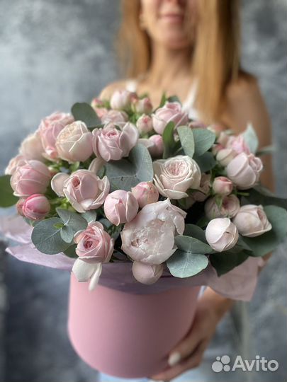 Коробка с пионовидными розами, кустовые розы