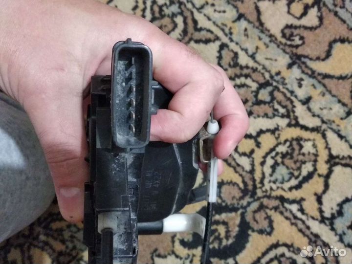 Замок двери задний правый Ниссан ноут