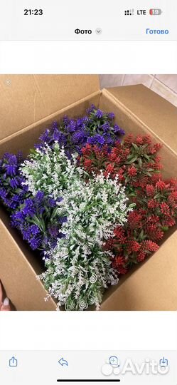 Цветы в металических горшках