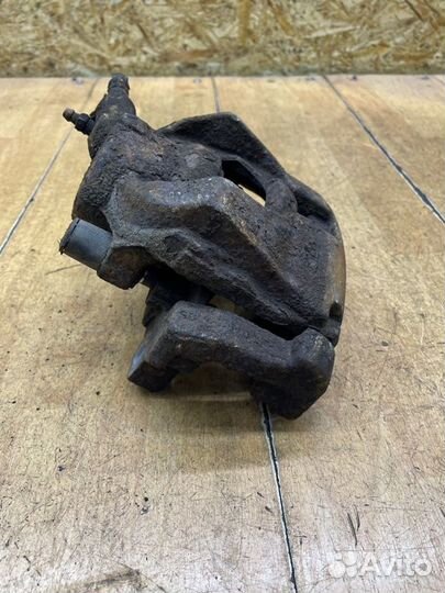 Тормозной суппорт передний левый Ford Mondeo ufba