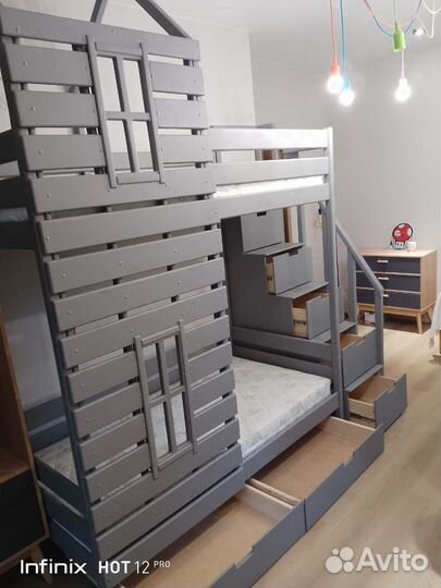 Деревянная двухъярусная кровать