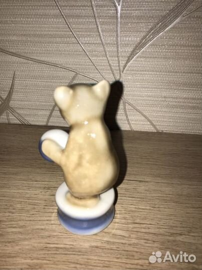 Статуэтка мишка с мячом На тумбе