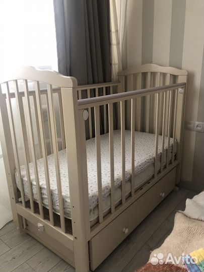 Детская кроватка с маятником