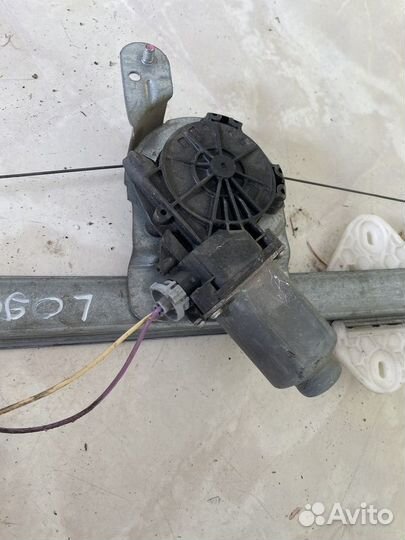 Стеклоподъемник передний правый Renault Logan