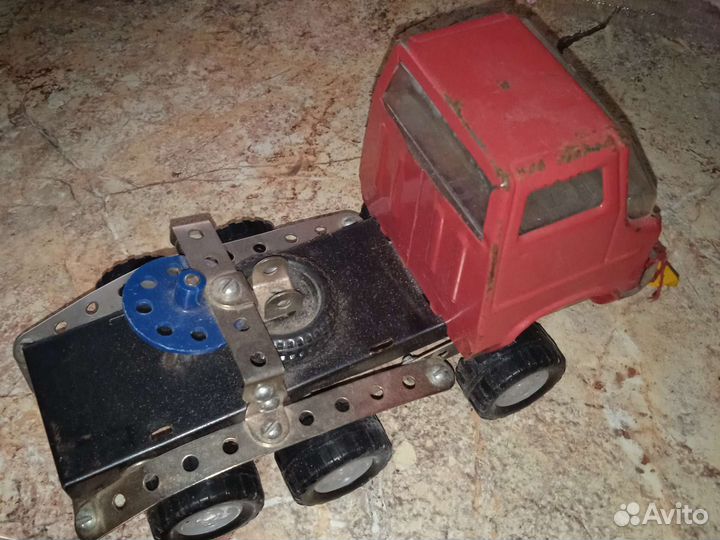 Металлическая машинка дополненная деталями