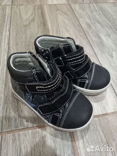 Продам демисезонные ботинки для мальчика