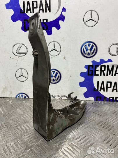 Кронштейн крыла передний правый Audi A4 B6