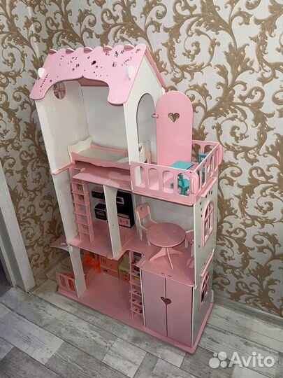 Деревянный кукольный дом с мебелью