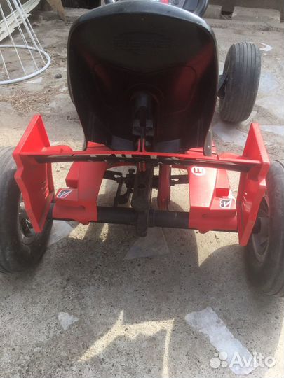 Машина с педалями