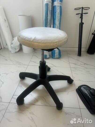 Стул на колесиках