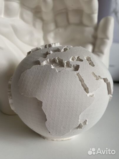 Кашпо руки «весь мир в руках человека»