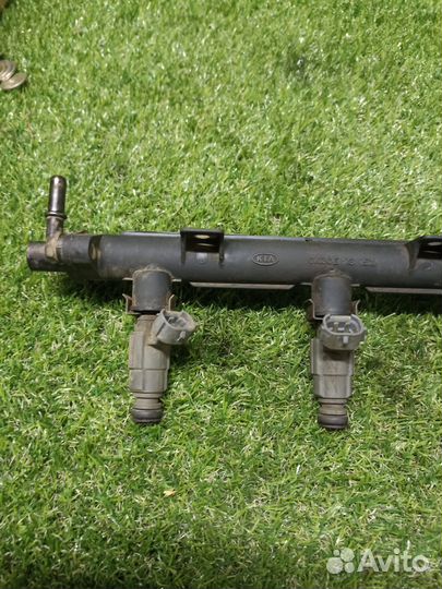 Топливная рампа с форсунками Kia Spectra