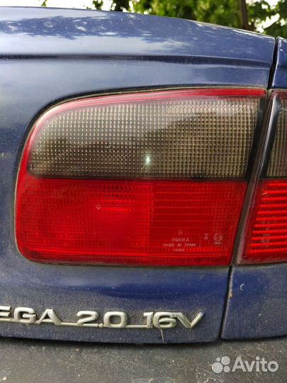 Фонарь правый в крышку багажника Опель Омега Б