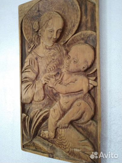 Панно. Мадонна с младенцем. Резьба по дереву